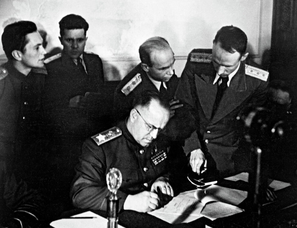 Маршал Жуков во время подписания акта