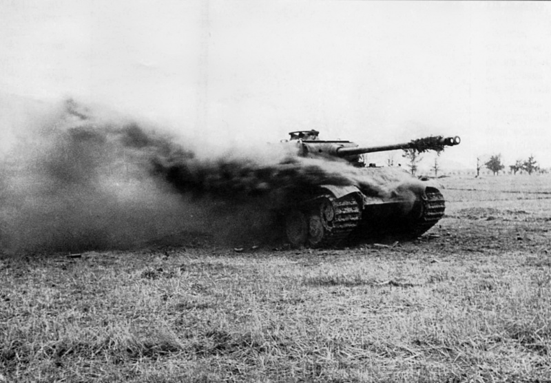 Горит подбитый немецкий танк Pz.Kpfw. V Ausf. G «Пантера». 3-й Белорусский фронт.