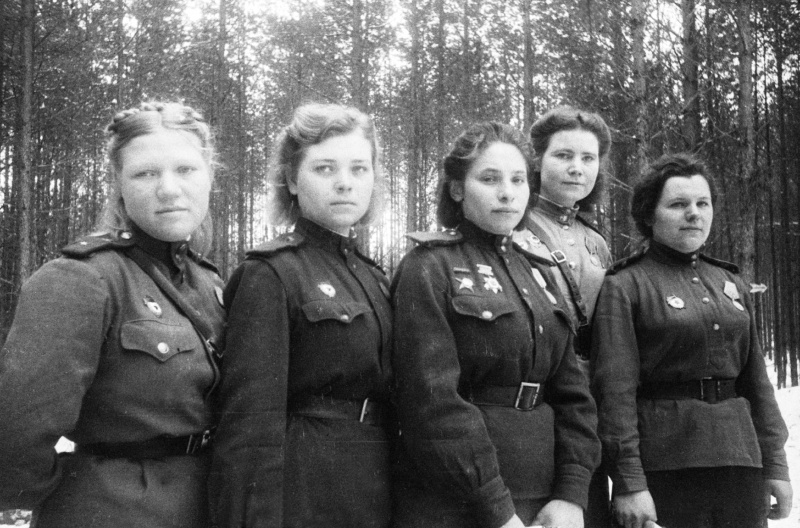 Девушки-санинструкторы 6-й гвардейской армии
