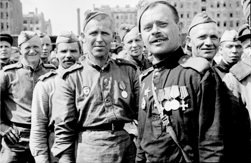Демобилизованные воины, прибывшие в Ленинград с одним из первых эшелонов. Справа — участник трех войн гвардии рядовой Ф.Г. Вадюхин.