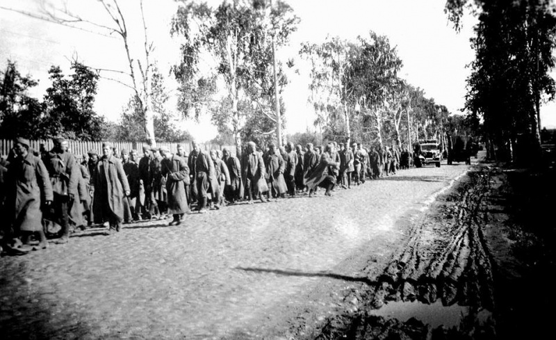 Колонна советских военнопленных. В центре бегущий солдат - возможно, пытается сбежать