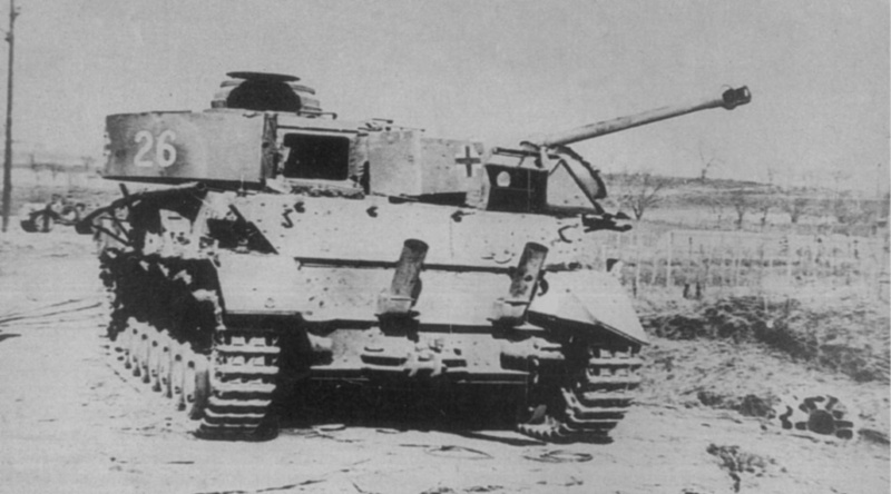 Колонна средних немецких танков Pz.Kpfw. IV Ausf.J, расстрелянная из засады советской артиллерией в между озерами Веленце и Балатон.