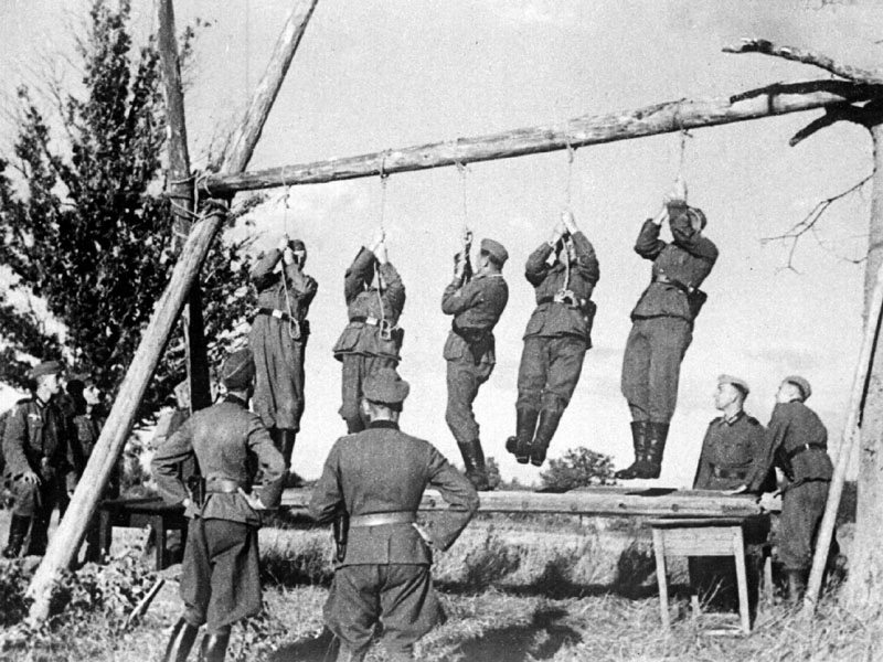 Немецкие солдаты проверяют прочность виселицы