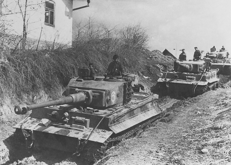 Немецкие танки Pz.Kpfw. VI «Тигр» 506-го тяжелого танкового батальона весной 1944 года на западной Украине