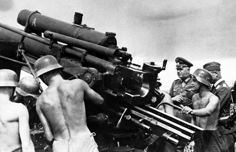 Немецкий генерал-полковник Эрнст Буш (Ernst Busch) инспектирует подразделение зенитной артиллерии, вооруженное 88-мм зенитными орудиями Flak18-36.