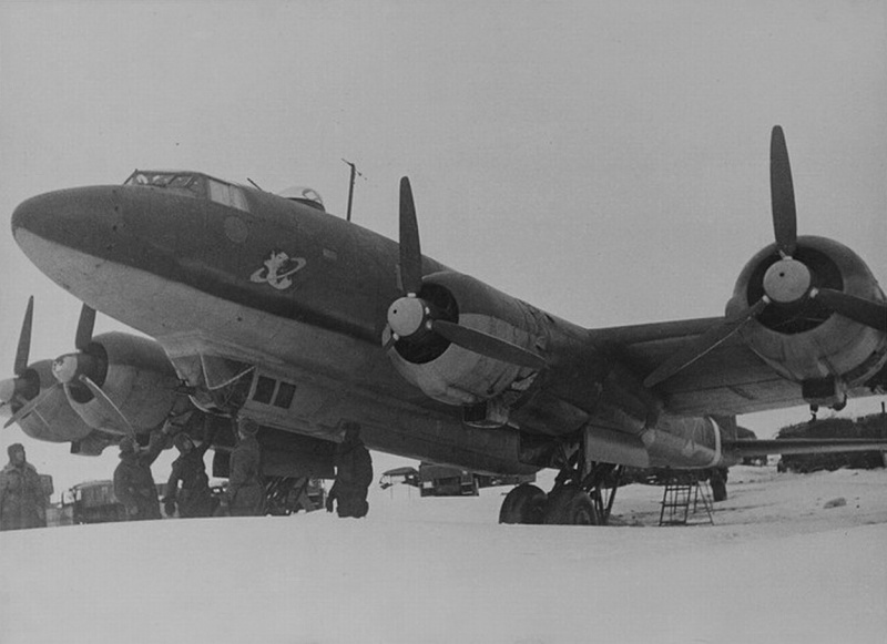 Немецкий дальний разведчик-бомбардировщик FW 200 «Кондор», захваченный советскими войсками на аэродроме Питомник (район Сталинграда).
