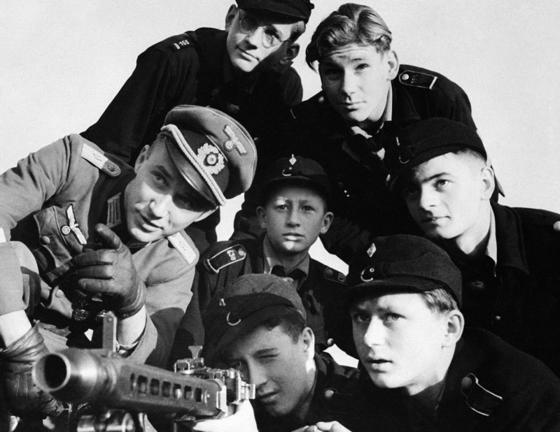 Немецкий офицер обучает подростков из гитлерюгенда навыкам стрельбы из пулемета MG-42.