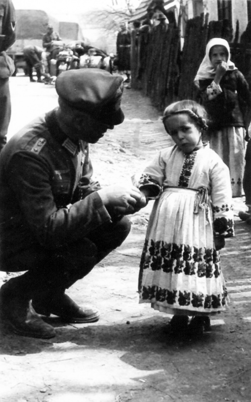 Немецкий офицер с маленькой девочкой в украинском селе.