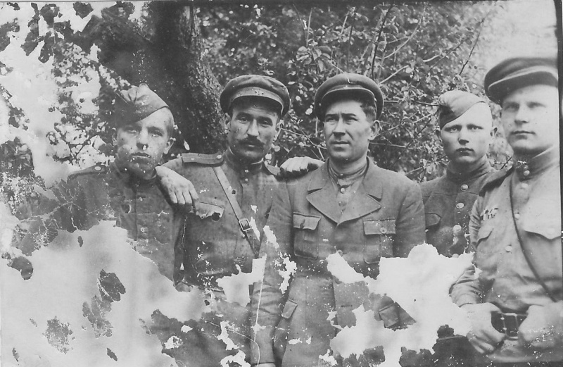 Лейтенанты Петр Андреевич Адкин (крайний справа) и Александр Андреевич Гуйвик (второй слева) с сослуживцами