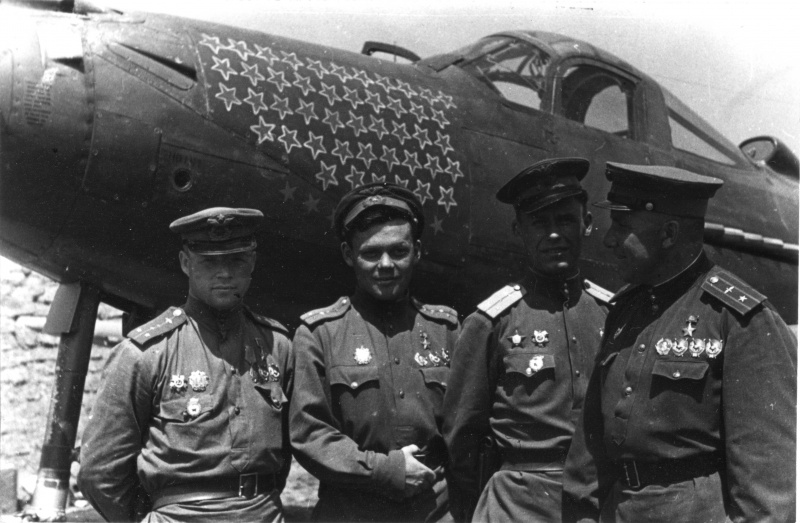 Летчики-асы 9-й гвардейской авиационной дивизии у истребителя Белл P-39 «Аэрокобра» Г.А. Речкалова.