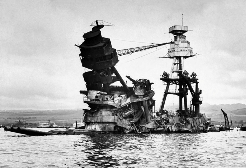 Линкор «Аризона» (USS Arizona), потопленный в результате налета японских самолетов на Перл-Харбор 7 декабря 1941 года