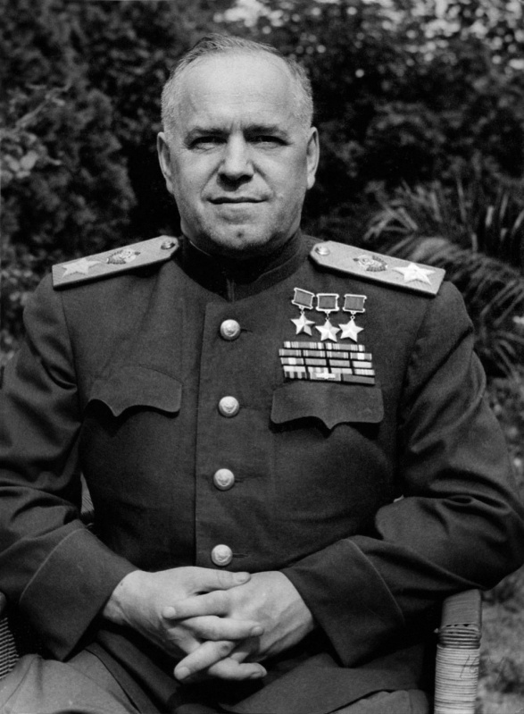 Маршал Советского Союза Георгий Константинович Жуков сфотографирован на открытом воздухе.