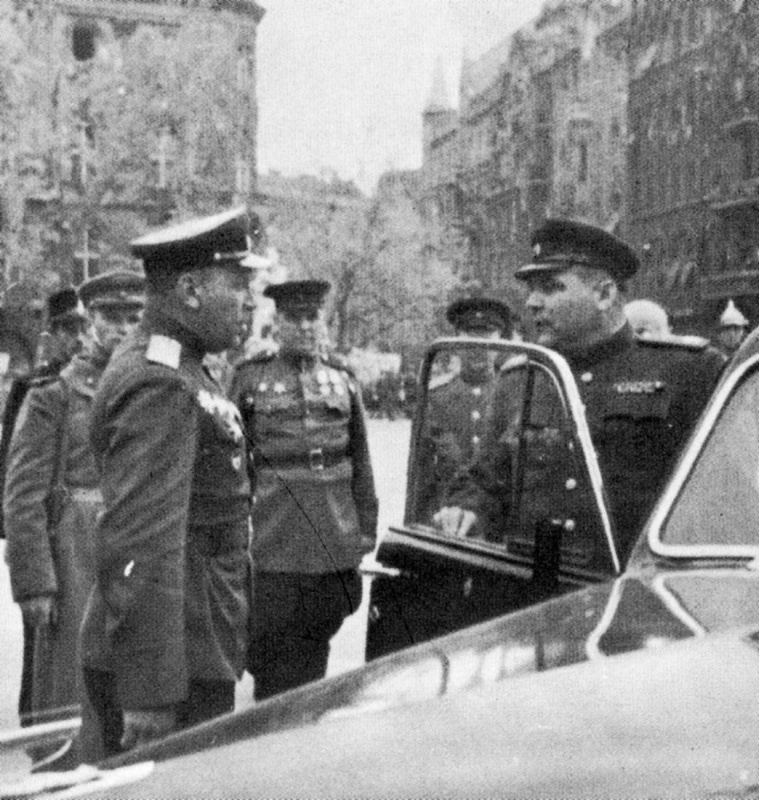 Маршал Советского Союза, командующий 2-м Украинским фронтом Родион Яковлевич Малиновский, выходя из машины на улице Будапешта, принимает доклад подчиненного.