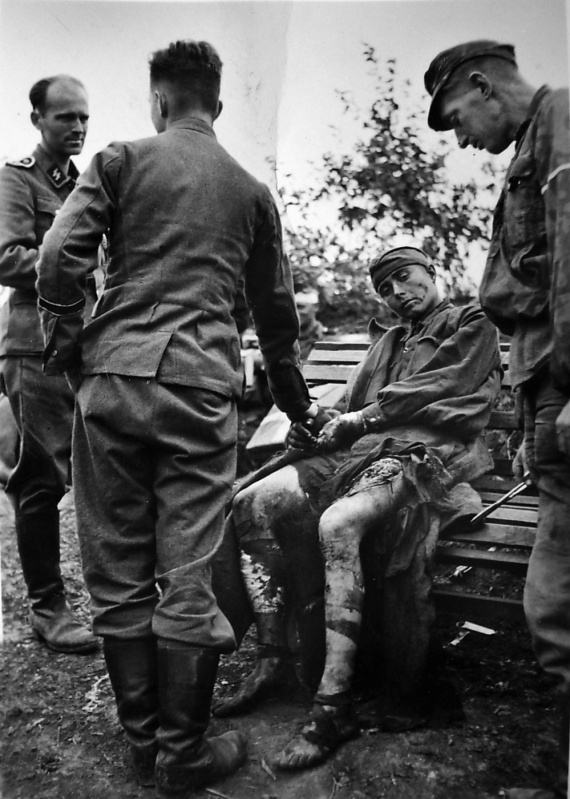 Медики 5-й дивизии СС «Викинг» оказывают помощь раненому красноармейцу.