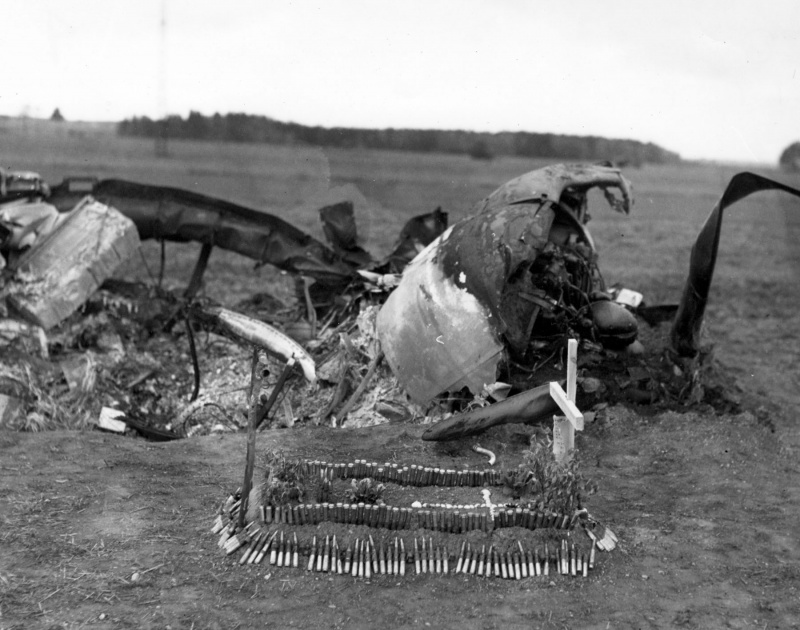 Могила американского летчика, сделанная из патронов калибра 12,7 мм от пулеметов его самолета Р-47 «Тандерболт». Могила сделана 8 августа 1944 года четой французских беженцев.