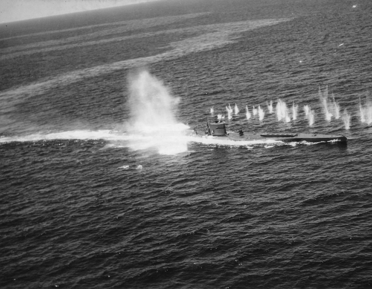 На фото запечатлён трагический момент избиения немецкой подводной лодки U-118.