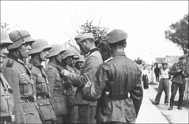 Награждение немецких солдат Железными крестами.