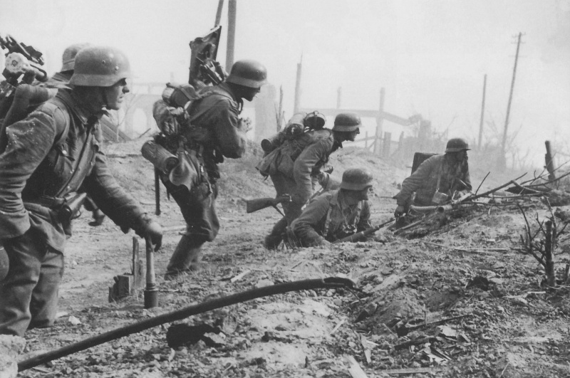 Немецкая пехота перед атакой на окраине Сталинграда. Второй слева солдат несет на плече 50-мм миномет leGrW 36.