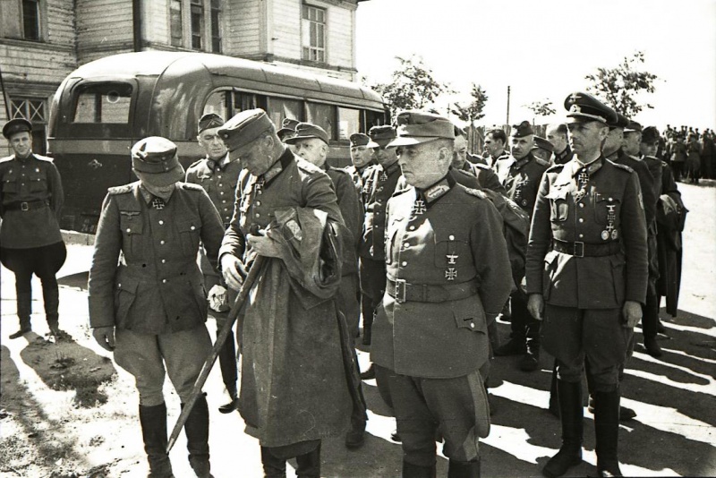 Немецкие генералы перед маршем пленных немцев по Москве.