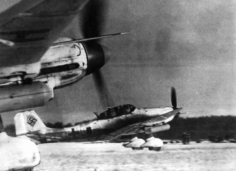 Немецкие пикирующие бомбардировщики Юнкерс Ю-87 (Ju.87D) взлетают с зимнего аэродрома на Восточном фронте