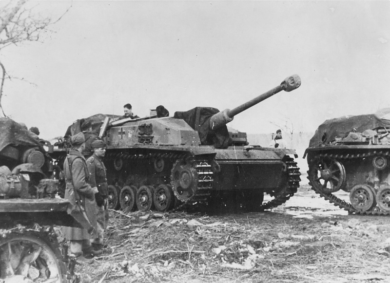 Немецкие САУ «Штурмгешуц» (StuG.III) одной из бригад штурмовых орудий пополняют боекомплект во время боев на реке Миус (Миус-фронт).