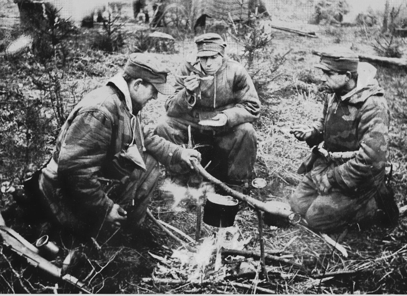 Немецкие солдаты за приготовлением еды на костре