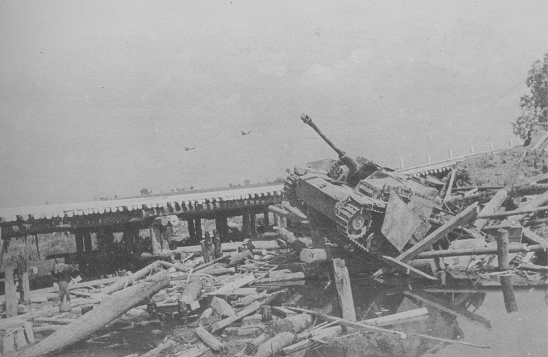 Немецкое штурмовое орудие StuG III, оставшееся на разбомбленном советской авиацией мосту. В июле 1944 года советская авиация наносила постоянные удары по отступающим немецким войскам